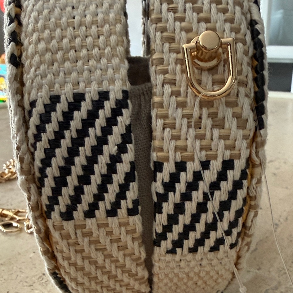 Round Woven Crossbody Bag - Picture 10 of 10